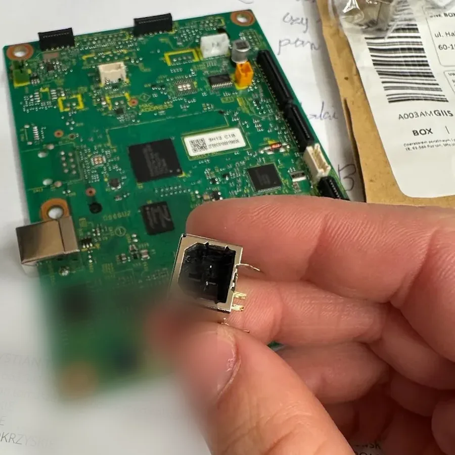 Płyta elektroniki drukarki i uszkodzone złącze